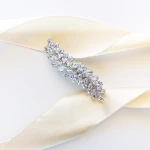 Spinka ślubna srebrna z listkami pięknie błyszczącymi cyrkoniami