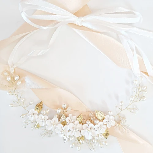 Złoty wianek z kwiatami listkami i perłami piękny