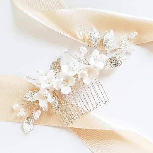 Srebrny grzebyk z białymi kwiatami perełkami i gałązkami