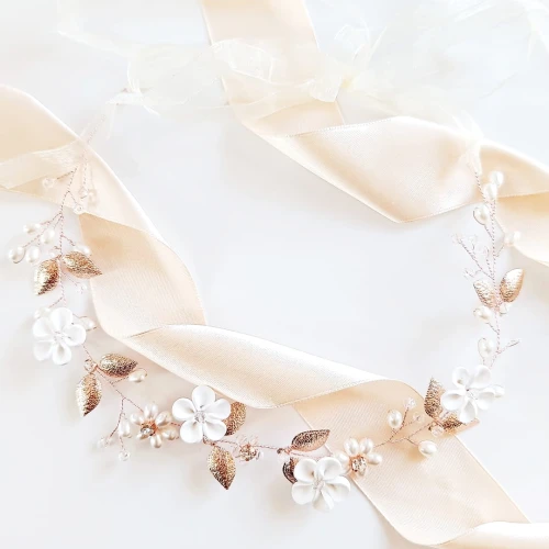 Wianek rose gold z kwiatami listkami perełkami delikatny