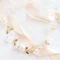 Złota opaska na włosy delikatna z kwiatami czarująca