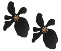 Kolczyki czarne kwiaty matowe na sztyft