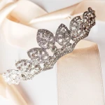 Srebrna korona z cyrkoniami elegancka