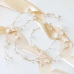 Delikatna długa girlanda do włosów z kwiatami i perłami złota