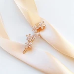 Złota spinka do włosów z kwiatuszkami z cyrkonii