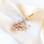 Złota wsuwka do włosów z błyszczącymi listkami