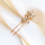 Złota wsuwka do włosów z błyszczącymi kwiatuszkami