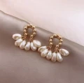 złote subtelne drobne kolczyki perłowe trendy glam minimalistyczne sztyfty
