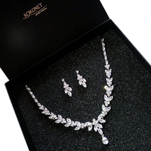 Zestaw srebrnej biżuterii ślubnej kolczyki i naszyjnik ASTRID silver