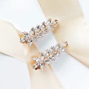 Zestaw dwóch złotych spinek w stylu glam do włosów