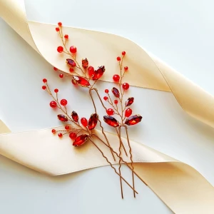 Zestaw trzech złotych ozdobnych czerwonych szpilek z cyrkoniami i kryształkami