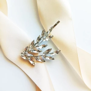 Srebrna wsuwka do włosów z błyszczącymi listkami