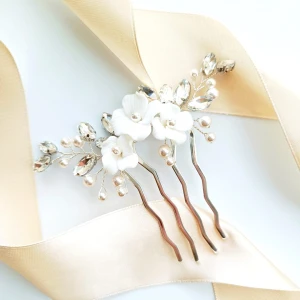 Srebrny grzebyk z kwiatami z glinki perełkami i cyrkoniami