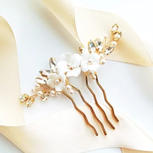Złoty grzebyk z kwiatami z glinki perełkami i cyrkoniami
