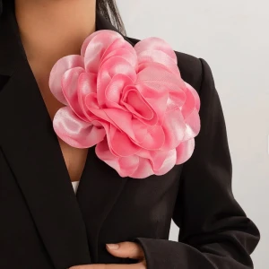 Broszka różowa ozdoba sukienki i garnituru