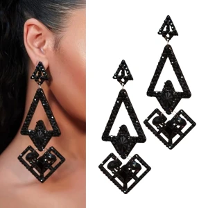 Kolczyki czarne długie efektowne drama look