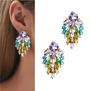 Kolczyki kolorowe przy uchu z błyszczącymi cyrkoniami